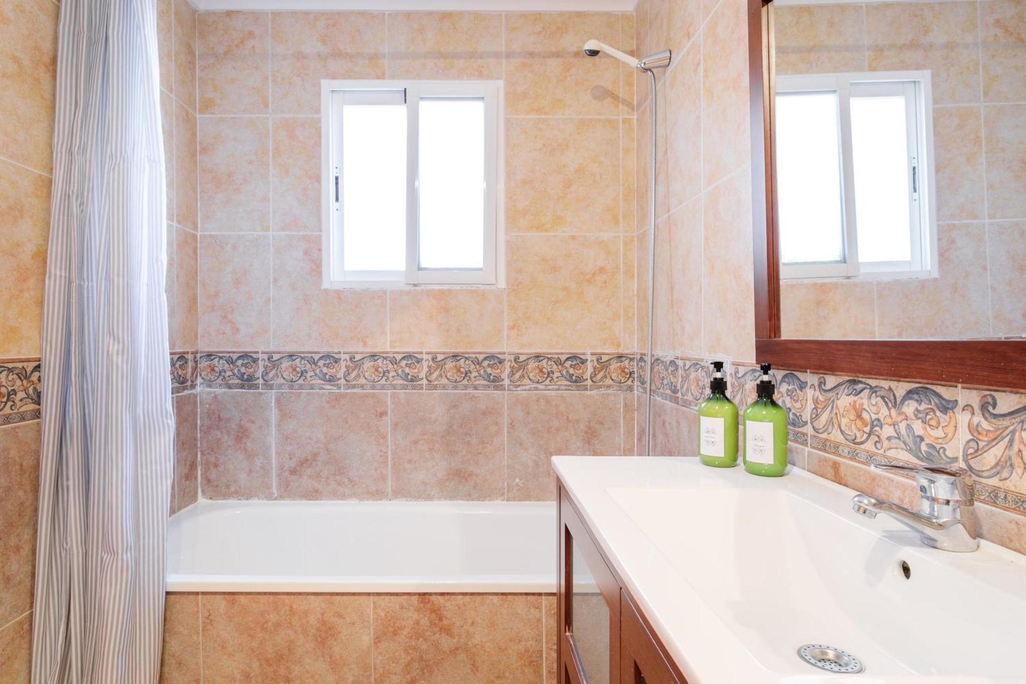 Montefaro Spacious Townhouse - Beach & Pool 산타 폴라 외부 사진